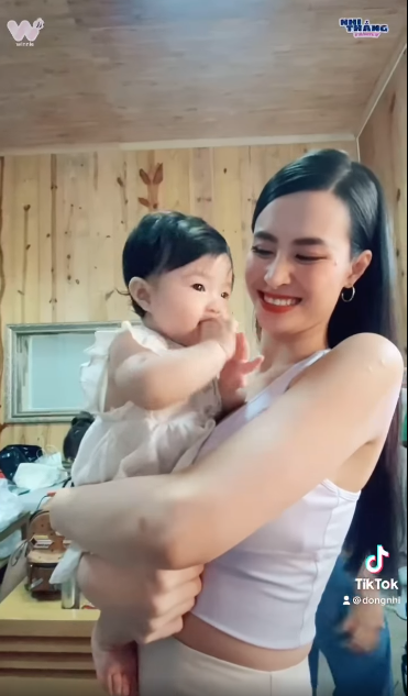 Trước biểu cảm 'lật như bánh tráng' của con gái, Đông Nhi chỉ biết 'dở khóc dở cười'.