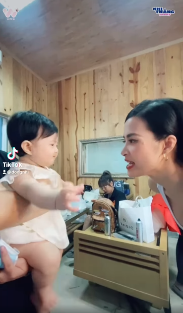 Khi muốn mẹ bế cô nhóc liền khóc ré lên đòi cho bằng được.