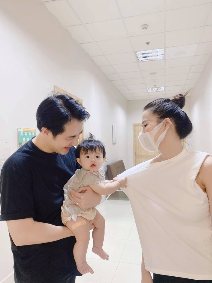Cư dân mạng không khỏi yêu thích trước khoảnh khắc vui vẻ này của gia đình Đông Nhi - Ông Cao Thắng và bé Winnie.