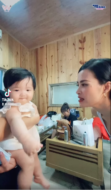 Đông Nhi tố con gái Winnie chính là 'thánh trở mặt của gia đình'.