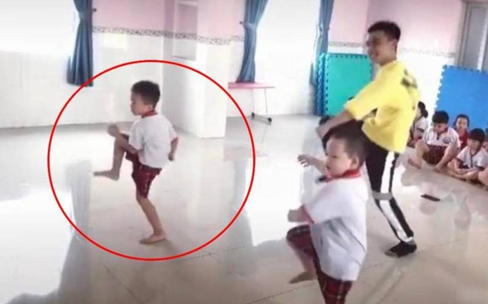 Hai bé trai mẫu giáo với màn thể hiện vũ đạo cực 'chất' khiến nhiều người trầm trồ Ảnh 2