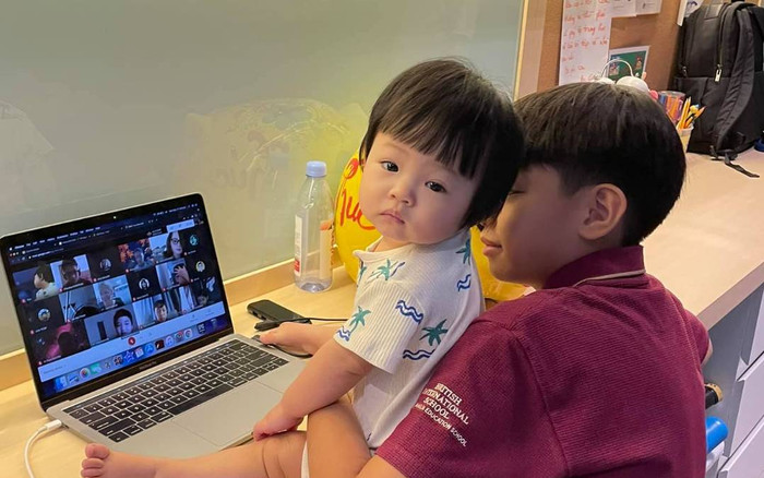 'Lịm tim' trước khoảnh khắc bé Subeo dù bận học online vẫn tranh thủ chăm em gái Suchin Ảnh 2