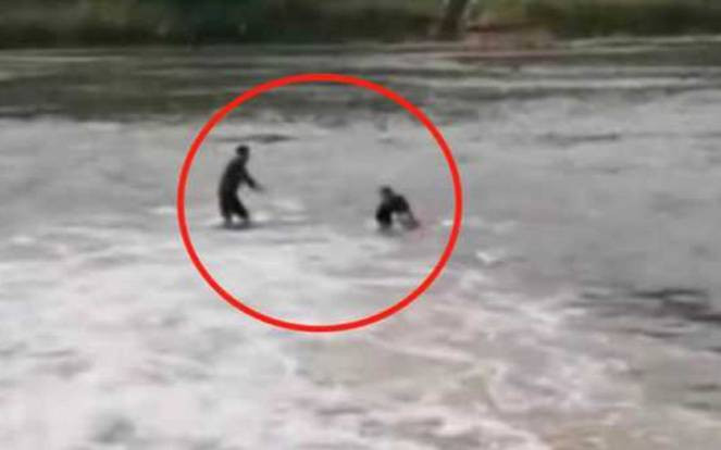 Nhảy xuống nước cứu người, người đàn ông bỗng sững sờ bưng mặt khóc khi nhìn thấy nạn nhân Ảnh 2