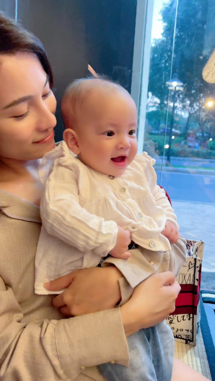 Vợ chồng Dương Khắc Linh chia sẻ khoảnh khắc bế 'con dâu tương lai' - không ai khác chính là bé Lisa nhà Hà Hồ.