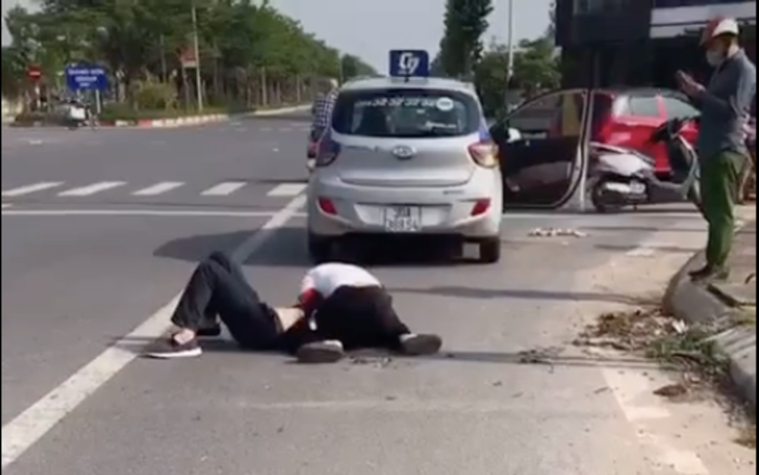 Tài xế taxi kể lại giây phút sinh tử: 'Lúc ấy tôi nghĩ, giằng co mãi sẽ mất máu chết nên cố đạp cửa ra' Ảnh 2