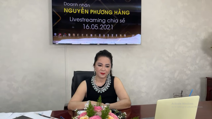 Vẻ nghiêm nghị thường thấy của bà Phương Hằng trong mỗi buổi livestream