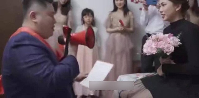 Chú rể quỳ gối chẩn bị đọc lời thế.