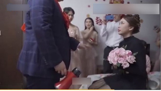 Chú rể tức tối, xé tờ giấy ghi lời thề và hỏi: 'Bây giờ có cưới không?'