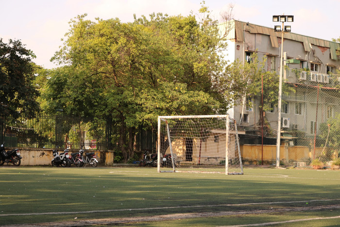 'Bao nhiêu hạnh phúc, bao nhiêu kỉ niệm đáng nhớ nhất cùng với lũ Sử Địa đều là ở sân bóng. Có trường nào có sân bóng đẹp đến như thế, sân đẹp, nắng đẹp, view hồ Tây đón gió (mỗi tội mùa đông thì run cầm cập). Tất cả, từ Sử Địa, đến 3 mùa Sparkling, bao nhiêu lần sút quả bóng trúng vào gôn, ghi bàn trong trận vòng loại, rồi sút trượt pen trận bán kết, rồi cùng vui cùng cười cùng khóc với mấy thằng Sử Địa, đều là ở chính nơi này. Nhớ cảm giác cứ khi nào rảnh là lại lết xác ra sân bóng ngồi, ngắm Sử Địa, rồi cũng vì cái sân bóng này mà mình thích cái thằng dở hơi kia, nhớ cả những lúc nghịch cao su dưới sân rồi ném lung tung, nằm ra sân, học trên sân, chụp ảnh, lăn lộn vật nhau với mấy đứa nhà B, ngã, bị bóng đập vào người, gọi nhau í ới từ sân 1 sang sân 3, thi thoảng trốn tiết ra đá bóng nữa. Cảm giác chỉ có sân bóng là nơi thật nhất, thật từ cảm xúc, đến những khoảnh khắc cùng anh em, nơi mình được là chính mình. Viết bao nhiêu cũng không đủ cho cái mảnh sân đầy nắng và cũng đầy kỉ niệm này. Yêu lắm'