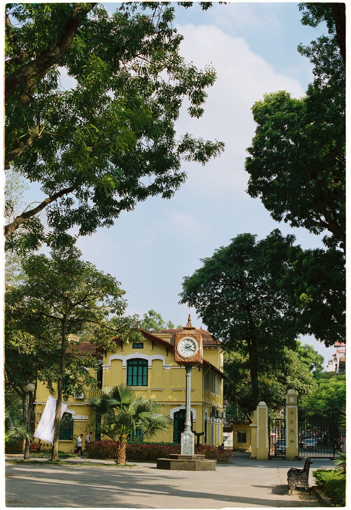 Nhà Hiệu bộ trong một ngày trời xanh nắng vàng