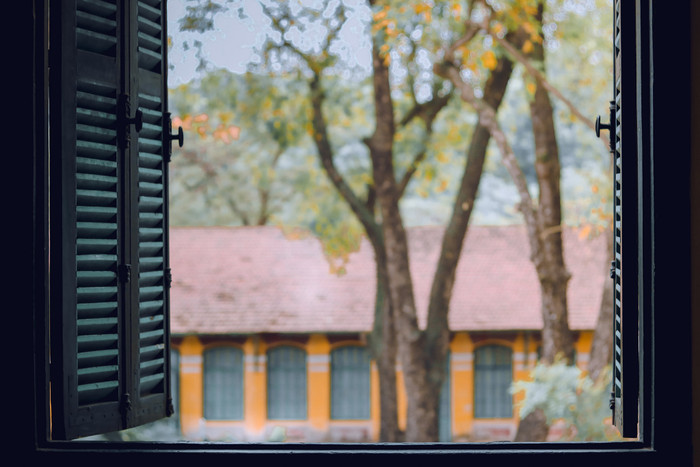 Cửa sổ ở Chu. Mở bất kì một chiếc cửa sổ nào ở Chu, ùa vào trong tầm mắt mình cũng sẽ là một bức tranh thật đẹp. Đẹp lắm, nhất là vào mùa lá vàng.