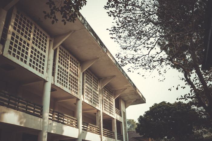 Phía sau Hội trường Thăng Long. 'Mình thích chỗ này lắm, vì nó tách biệt, yên bình đến lạ. Tầng 1 là chỗ họp của BTC Sparkling 2018, tầng 2 là chỗ họp thường ngày của CTeam. Mấy lần Cteam rủ về Chu mà mình đều lỡ hẹn. Nhưng nhớ lắm, vì đi họp với CTeam tác phong lúc nào cũng phải chuẩn, không đem gì ngoài sổ và bút, take note thì cứ gọi là liên tục luôn, tự dưng nói lại nhớ thế, cho về Chu chạy skien cùng CTeam đi'