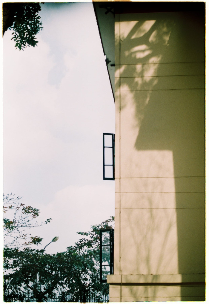 Nhà K - Canteen/Kí túc xá, chụp từ trong nhà E, vẫn là vào một ngày nắng.