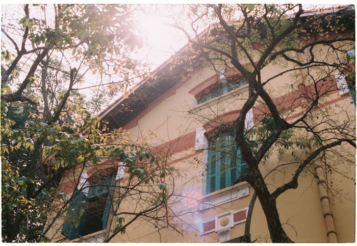 Thêm một bức ảnh đầy nắng cho nhà E xa lắc xa lơ nhưng cũng thân yêu vô cùng này