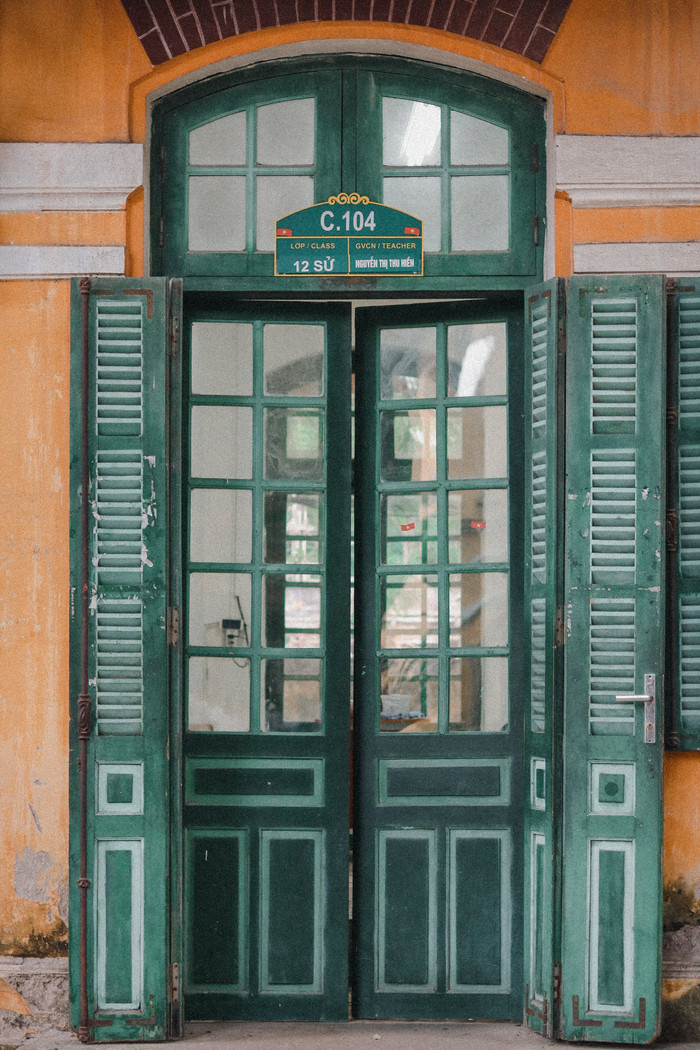 'Bên trong cánh cửa ấy là các thể loại câu chuyện, từ tiết Sử của cô Hiền đến tiết toán tiết hóa tiết lý dài dằng dặc, rồi cả lúc lớp như cái chợ vỡ, chí chóe cãi nhau vì kỉ yếu, lễ trưởng thành. Cũng có mấy đứa khóc nhè trong lớp. Rồi đống sách vở để lại trong tủ, không biết đã có ai dọn chưa? Nhớ cả mấy lúc ôn thi, lớp chia ra 2 kiểu, ngồi học hoặc ngồi buôn. Thêm cả mấy hành động ngu người khó hiểu (có hôm tí thì choảng nhau), rồi cái mùi lúc đá bóng buổi trưa xong của mấy thằng dở hơi. Thế mà rồi, giờ lớn hết cả, có ai còn nhớ?'