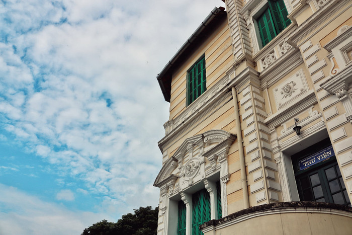 Thư viện được xem là biểu tượng của trường THPT Chu Văn An. Theo lời Ngân Hà, Nhà Bát giác đẹp thật sự. Nhìn bức ảnh này khiến cô nữ sinh nhớ văn phòng Đoàn với những hôm họp BTC cùng cô Tuyến, rồi cả những hôm làm hậu cần chuẩn bị trước sự kiện, đồ đạc bày lung tung, nóng lắm nhưng mà vui. Nhớ cả thư viện với những hôm ngồi tự kỉ học trước khi thi tuyển. Nhớ tầng 3 Nhà Bát giác với vô số những shot quay, mà shot nào cũng dọa mọi người. Nhớ cả mấy lúc 'tụng kinh' học thuộc Sử bằng cách đi bộ tầm 20 vòng xung quanh Nhà Bát giác nữa. Và không thể thiếu, đấy là view ngắm hoàng hôn không nơi nào ở hồ Tây đẹp bằng - từ Nhà Bát giác Chu Văn An.