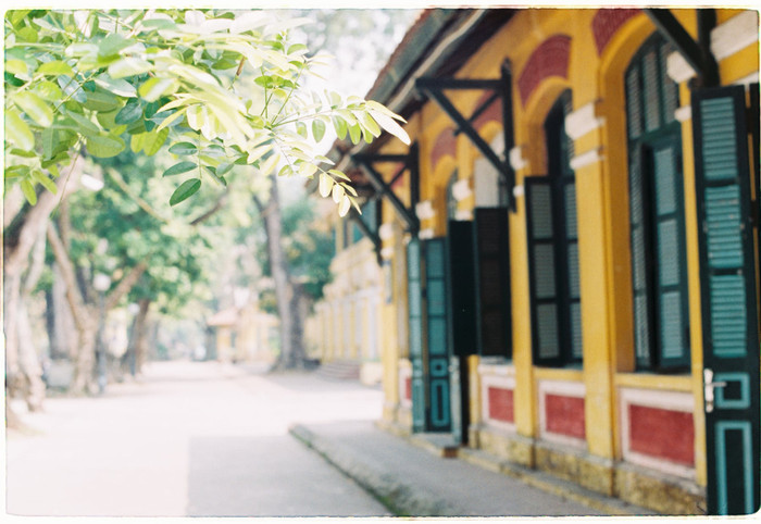 Khu nhà D vào giữa trưa nắng 'vỡ đầu', lúc này cô cậu học trò nào cũng ước sân trường bé đi một tí, để chạy nắng.