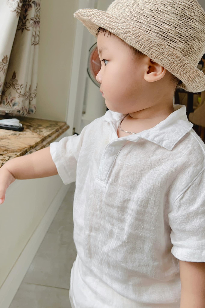 Hòa Minzy hiếm hoi khoe cận khuôn mặt của con trai với chiếc má siêu dễ thương.