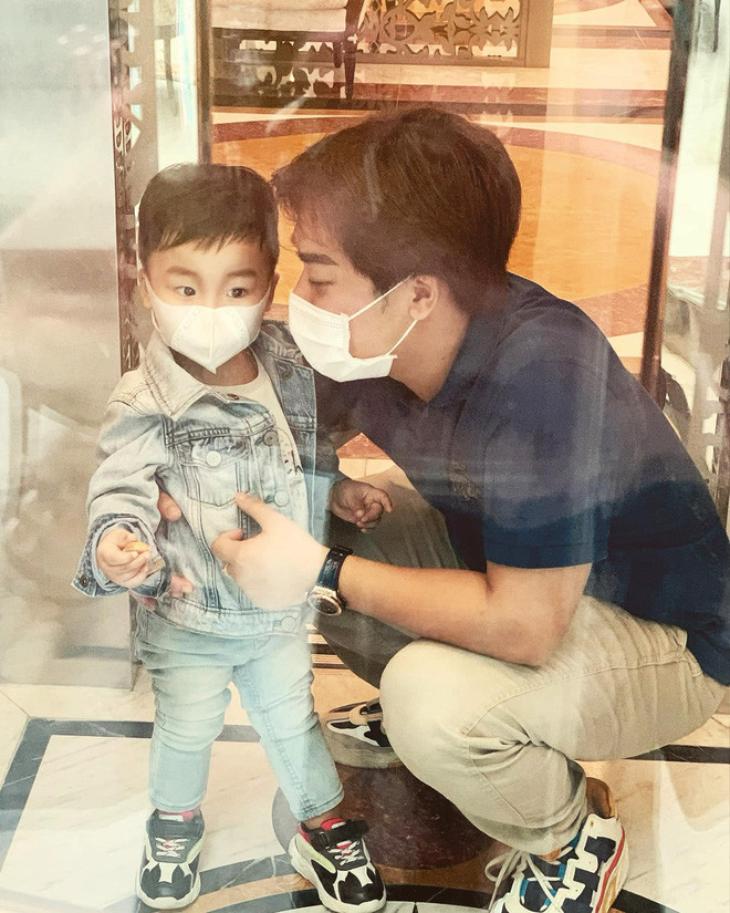 Ông xã Hòa Minzy và con trai