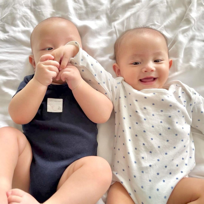 Thế là tạm thời không gặm tay chị được nữa nhé Leon ơi!