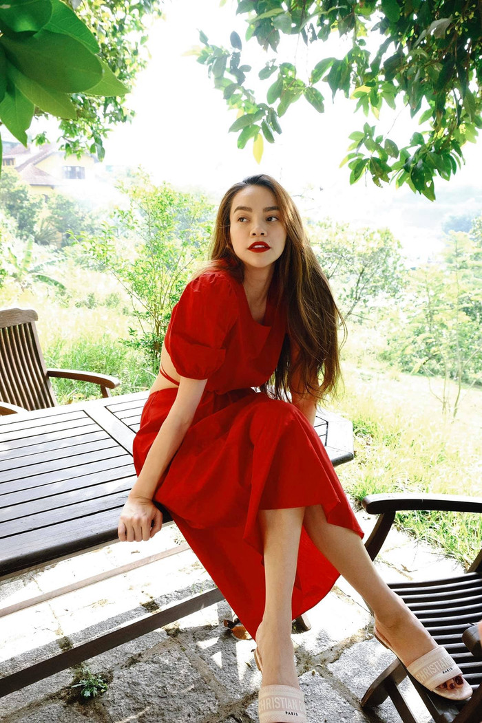 Hồ Ngọc Hà cách đây vài tháng trước, đi du lịch cùng gia đình khoác trên mình những bộ váy maxi xinh đẹp đi kèm cùng đôi dép lê bản to đến từ nhà mốt Dior