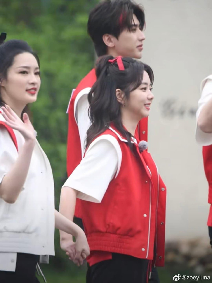 Lý Thấm và Đàm Tùng Vận nắm chặt tay nhau, không rời bước.