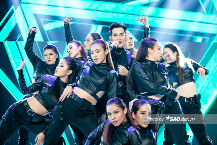 Vũ đạo của Ali Hoàng Dương cũng là một điểm cộng cho phần trình diễn