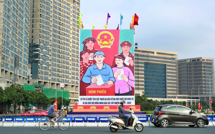 Ảnh: Đường phố Hà Nội rợp sắc cờ hoa, sẵn sàng chào đón ngày bầu cử, ngày hội toàn dân Ảnh 2