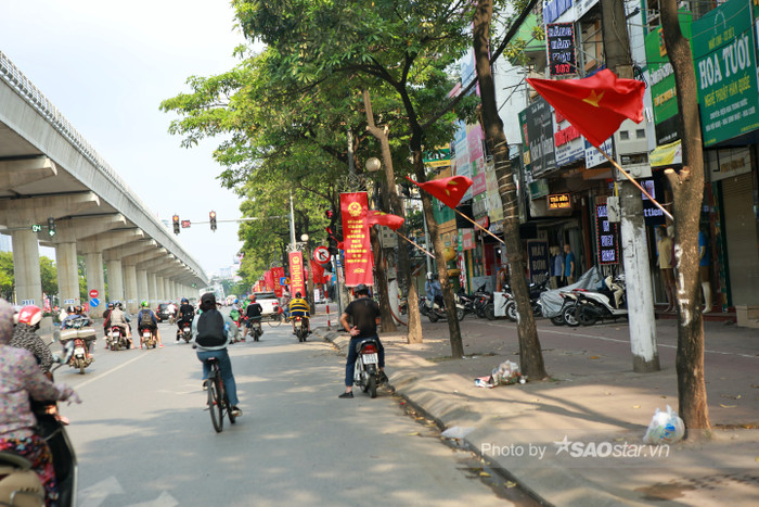 Ảnh: Đường phố Hà Nội rợp sắc cờ hoa, sẵn sàng chào đón ngày bầu cử, ngày hội toàn dân Ảnh 17