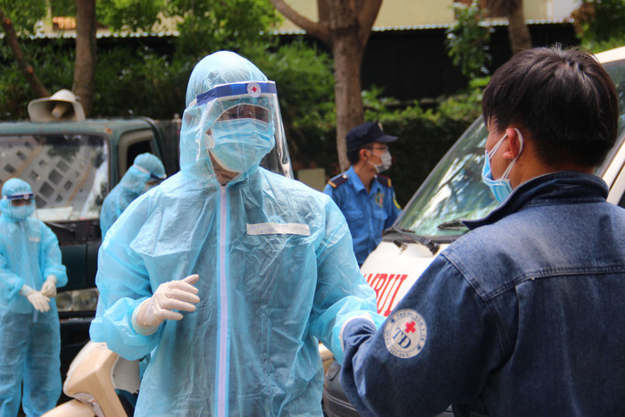 Lực lượng chức năng có mặt tại chung cư Sunview Town - nơi có một bệnh nhân dương tính với Covid- 19. Ảnh: Thanh Niên Online