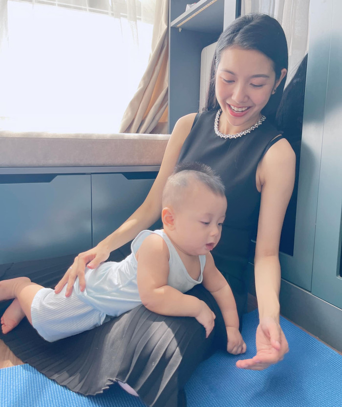 Nàng hậu sinh năm 1993 dành thời gian cùng cậu con trai sau những tháng ngày quây quần với công việc