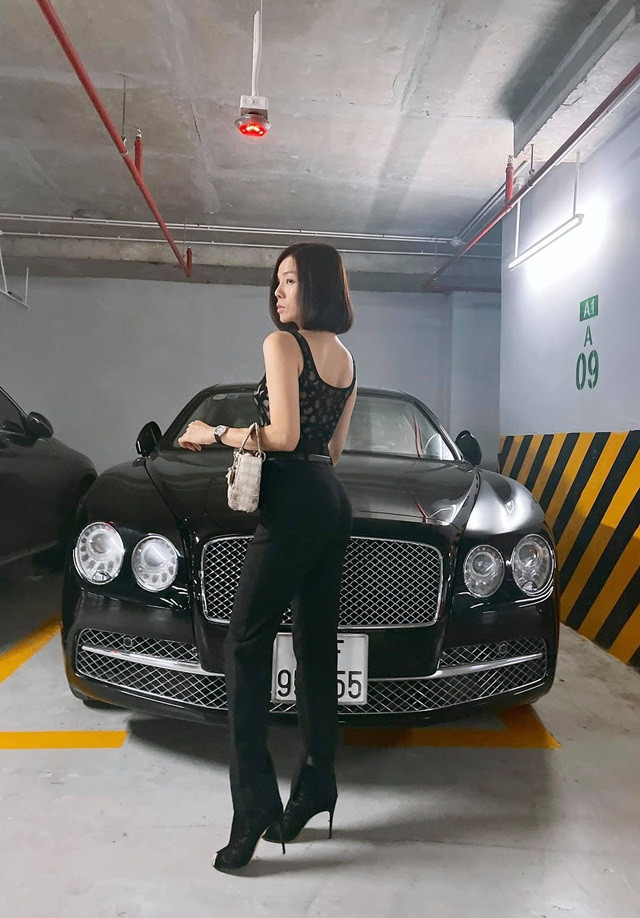 Chiếc túi Dior đắt giá tông trắng trở thành điểm nhấn thú vị cho bộ cánh.