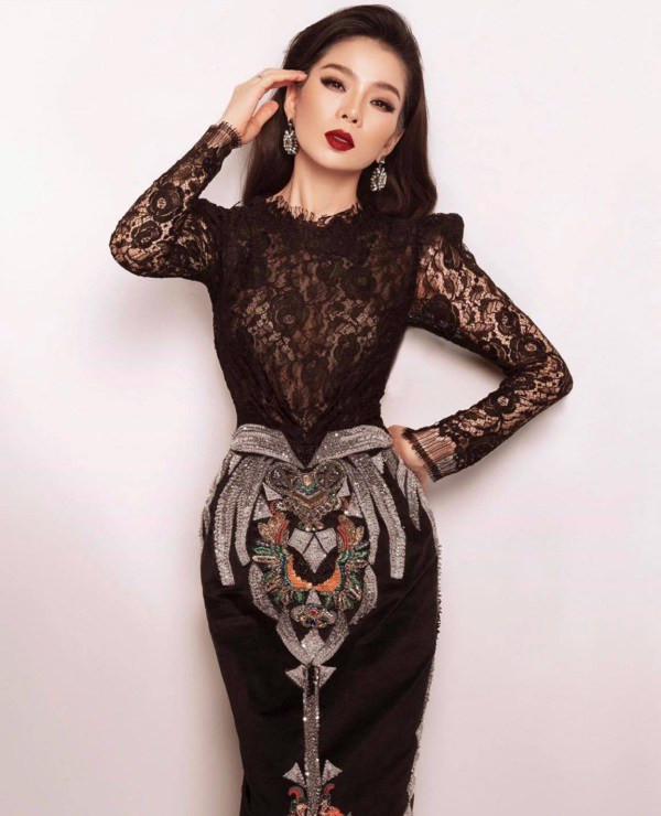 Trên thảm đỏ, những bộ cánh chất liệu vải voan, sheer đính kết cầu kỳ thường xuyên được cô nàng chưng diện.