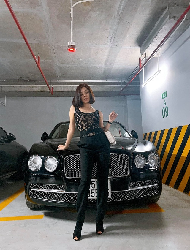 Gần đây nhất, cô nàng xuống phố với set đồ Theo tông đen, phần áo không tay được làm bằng vải xuyên thấu, để lộ da thịt lấp ló.