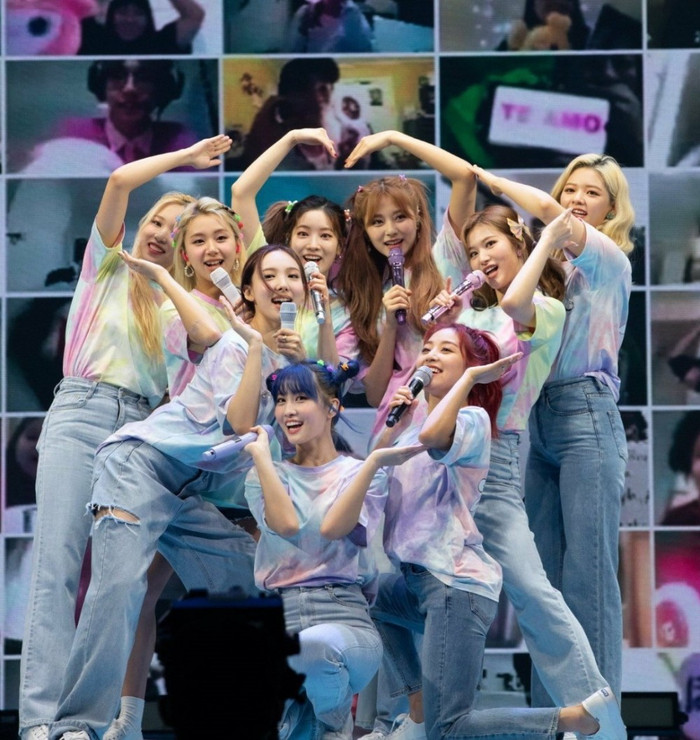 Twice chính thức debut vào năm 2015 sau chương trình SIXTEEN tuyển chọn ra 9 thành viên nổi bật.