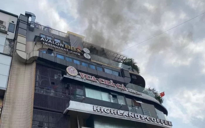 Hà Nội: Cháy tại tầng 6 toà nhà 'hàm cá mập' khiến nhiều người sợ hãi Ảnh 2