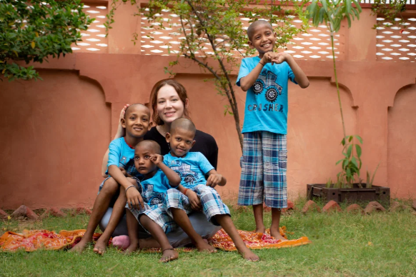 Người phụ nữ bán hết gia tài để làm mẹ nuôi của 11 đứa con ở đất nước cách xa vạn dặm vì lý do xúc động Ảnh 7