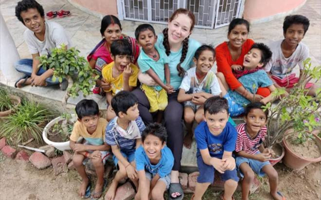 Người phụ nữ bán hết gia tài để làm mẹ nuôi của 11 đứa con ở đất nước cách xa vạn dặm vì lý do xúc động Ảnh 2