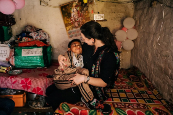 Người phụ nữ bán hết gia tài để làm mẹ nuôi của 11 đứa con ở đất nước cách xa vạn dặm vì lý do xúc động Ảnh 8