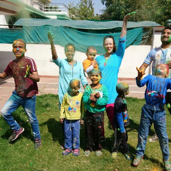 Người phụ nữ bán hết gia tài để làm mẹ nuôi của 11 đứa con ở đất nước cách xa vạn dặm vì lý do xúc động Ảnh 6