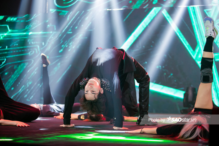 Khoảng khắc Ali Hoàng Dương 'uốn dẻo' trên sân khấu của The Heroes