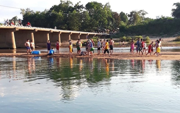 Trao tặng giấy khen cho thầy giáo dũng cảm cứu sống hai em nhỏ bị đuối nước Ảnh 2