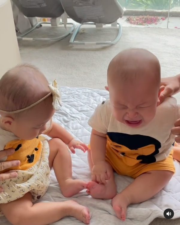 Bình thường 'quý tử' nhà Hà Hồ - Kim Lý luôn gắn liền với hình ảnh nụ cười tươi rói, lúc nào cũng thường trực trên môi thế nên ai nấy cũng thắc mắc lý do cu cậu khóc nhè.