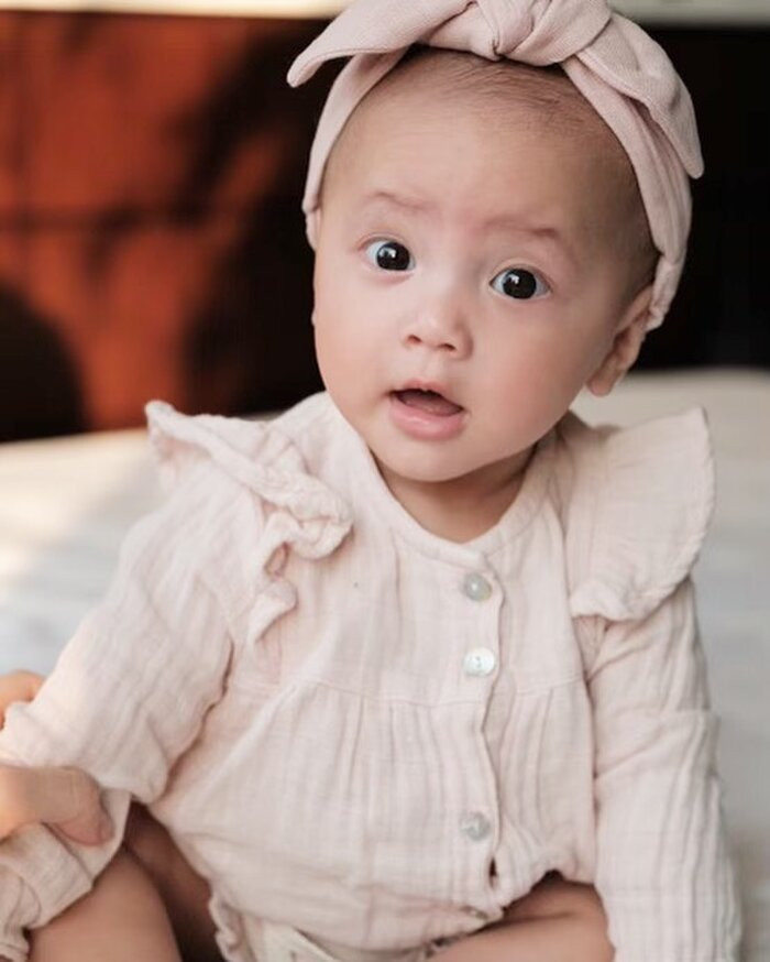 Lisa sau đó đã 'thay mặt' mẹ hé lộ lý do em út Leon khóc lóc là vì cậu nhóc đang trong giai đoạn mọc răng.