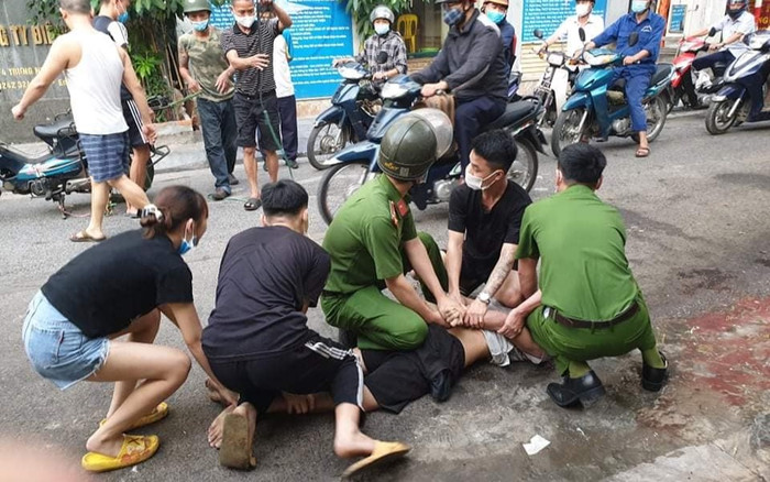 Hà Nội: Khống chế đối tượng chặn ô tô đòi tiền ra giữa đường tung lên trời, còn đánh cả công an Ảnh 2