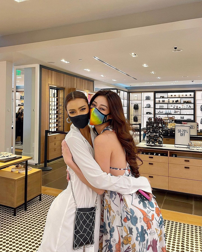 Đọ dáng cùng nhau trong một khung hình, Khánh Vân và Amanda nhanh chóng thu hút sự chú ý từ khán giả.