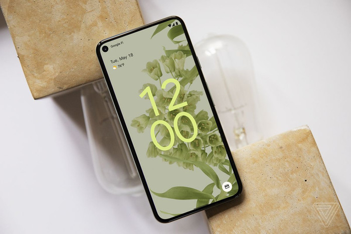Phải đến mùa thu năm nay, phiên bản chính thức của Android 12 mới bắt đầu được phát hành. (Ảnh: Amelia Holowaty Krales & Vjeran Pavic / The Verge)