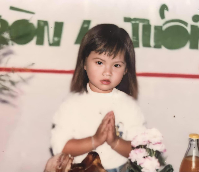 Mái tóc ngắn cùng biểu cảm 'phát quạu' của Khởi My năm 4 tuổi.