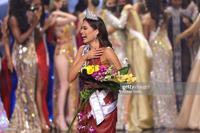 Hoa hậu Olivia phân trần về biểu cảm 'khó ở' khi Andrea Meza chiến thắng Miss Universe 2020 Ảnh 1