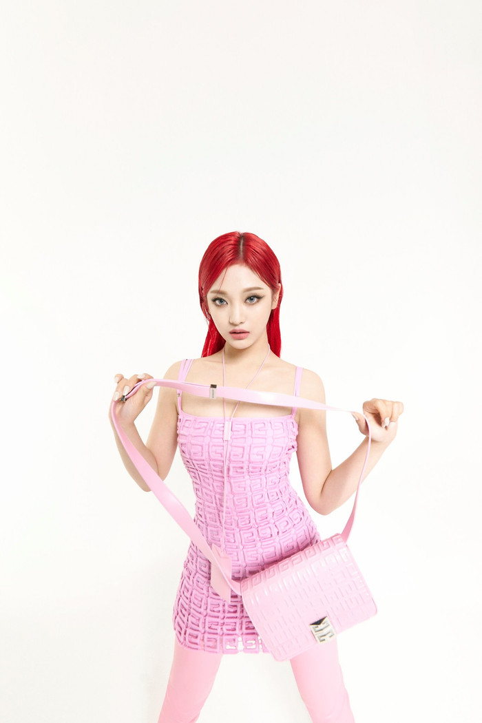 Em út Ning Ning cũng mặc đồ cặp với người chị Karina trong nhóm